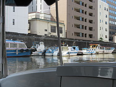 日本橋川、船が係留されています。