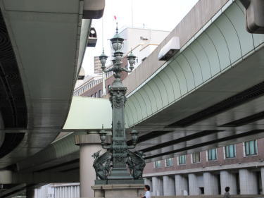 高速道路の間に頭を出しています。
