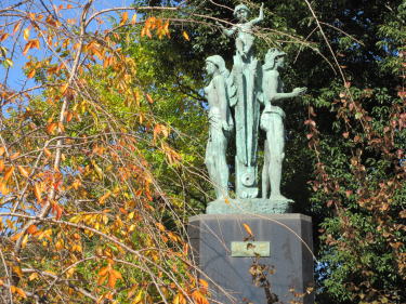 彫刻「森の?想」