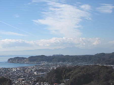 稲村ケ崎とその奥には江の島