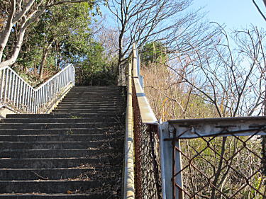 階段を上り、田浦緑地へ