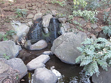 湧水を滝の形で復元