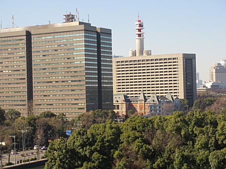 奥から警視庁、法務省旧本館(赤レンガ棟)