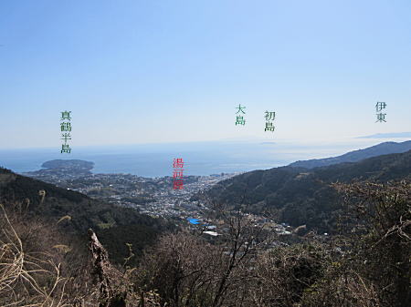 大島が霞んでいます