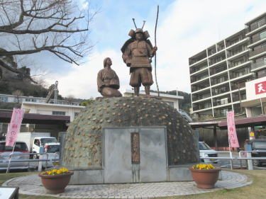 土肥實平夫妻の銅像