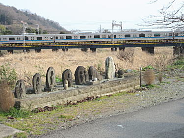 小田急線と石仏